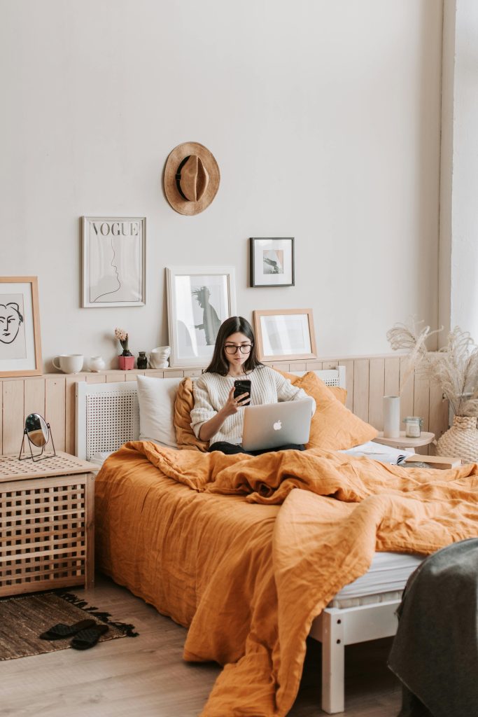 Etudiante dans sa chambre